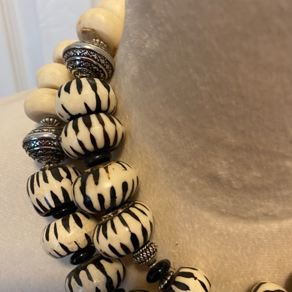 Statement necklace hand carved beads - Picture 4 of 6